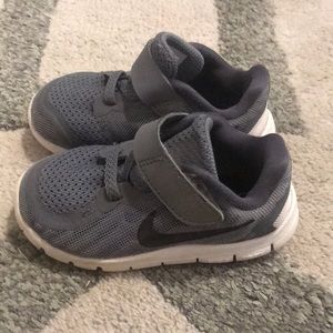 Toddler/boy Nike tennis shoes